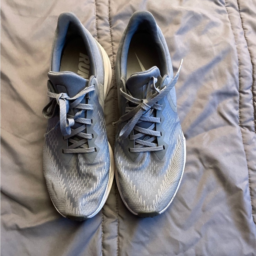 Nike Gray Athletic Shoes with Breathable Mesh and Cushioned Midsole